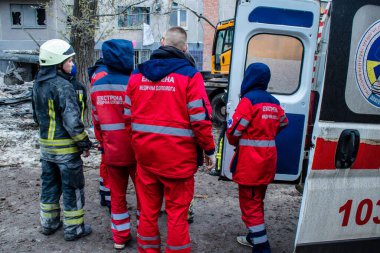 Kurtarma ekipleri Sloviansk 'ın yerleşim bölgesindeki bir binaya müdahale etti ve bir S300 füzesi tarafından kafa kafaya vuruldu. Hasar hatırı sayılır düzeyde ve birçok kurban hala enkaz altında. Siviller öncelikli hedeflerdir..