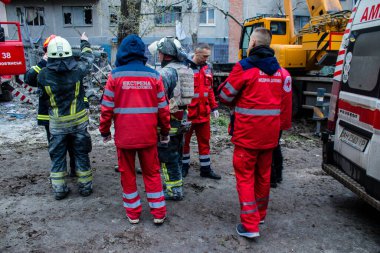 Kurtarma ekipleri Sloviansk 'ın yerleşim bölgesindeki bir binaya müdahale etti ve bir S300 füzesi tarafından kafa kafaya vuruldu. Hasar hatırı sayılır düzeyde ve birçok kurban hala enkaz altında. Siviller öncelikli hedeflerdir..