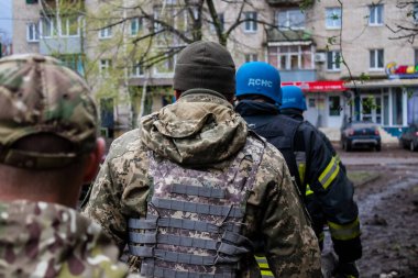 Kurtarma ekipleri Sloviansk 'ın yerleşim bölgesindeki bir binaya müdahale etti ve bir S300 füzesi tarafından kafa kafaya vuruldu. Hasar hatırı sayılır düzeyde ve birçok kurban hala enkaz altında. Siviller öncelikli hedeflerdir..