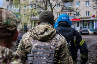 Kurtarma ekipleri Sloviansk 'ın yerleşim bölgesindeki bir binaya müdahale etti ve bir S300 füzesi tarafından kafa kafaya vuruldu. Hasar hatırı sayılır düzeyde ve birçok kurban hala enkaz altında. Siviller öncelikli hedeflerdir..