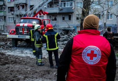 Kurtarma ekipleri Sloviansk 'ın yerleşim bölgesindeki bir binaya müdahale etti ve bir S300 füzesi tarafından kafa kafaya vuruldu. Hasar hatırı sayılır düzeyde ve birçok kurban hala enkaz altında. Siviller öncelikli hedeflerdir..