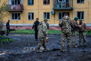 Kurtarma ekipleri Sloviansk 'ın yerleşim bölgesindeki bir binaya müdahale etti ve bir S300 füzesi tarafından kafa kafaya vuruldu. Hasar hatırı sayılır düzeyde ve birçok kurban hala enkaz altında. Siviller öncelikli hedeflerdir..
