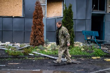 Kurtarma ekipleri Sloviansk 'ın yerleşim bölgesindeki bir binaya müdahale etti ve bir S300 füzesi tarafından kafa kafaya vuruldu. Hasar hatırı sayılır düzeyde ve birçok kurban hala enkaz altında. Siviller öncelikli hedeflerdir..