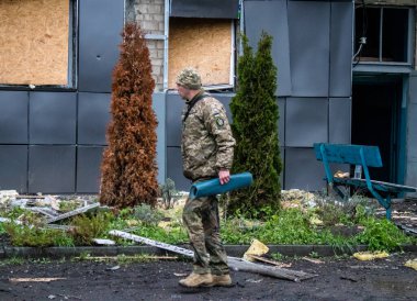 Kurtarma ekipleri Sloviansk 'ın yerleşim bölgesindeki bir binaya müdahale etti ve bir S300 füzesi tarafından kafa kafaya vuruldu. Hasar hatırı sayılır düzeyde ve birçok kurban hala enkaz altında. Siviller öncelikli hedeflerdir..