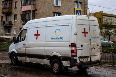 Kurtarma ekipleri Sloviansk 'ın yerleşim bölgesindeki bir binaya müdahale etti ve bir S300 füzesi tarafından kafa kafaya vuruldu. Hasar hatırı sayılır düzeyde ve birçok kurban hala enkaz altında. Siviller öncelikli hedeflerdir..