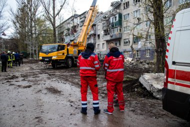 Kurtarma ekipleri Sloviansk 'ın yerleşim bölgesindeki bir binaya müdahale etti ve bir S300 füzesi tarafından kafa kafaya vuruldu. Hasar hatırı sayılır düzeyde ve birçok kurban hala enkaz altında. Siviller öncelikli hedeflerdir..