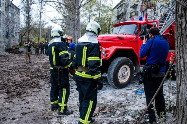 Firefighters Intervene Building Residential Area Sloviansk Hit Hard S300 Missile — Stock Photo, Image