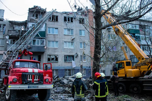 stock image Firefighters intervene on a building in a residential area of Sloviansk was hit hard by an S300 missile. The damage is considerable and many victims are still under the rubble. Civilians are prime targets.