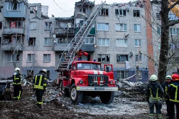 stock image Firefighters intervene on a building in a residential area of Sloviansk was hit hard by an S300 missile. The damage is considerable and many victims are still under the rubble. Civilians are prime targets.