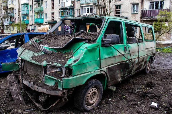 Patlamanın Yakınında Parçalanmış Bir Araba Sloviansk Şehrine Yapılan Bir Füze — Stok fotoğraf