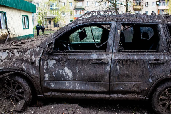 Patlamanın yakınında parçalanmış bir araba. Sloviansk şehrine yapılan bir füze saldırısı sonrası. Hasar hatırı sayılır düzeyde ve birçok kurban hala enkaz altında..