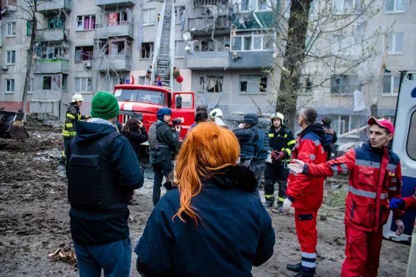 stock image Rescuers intervene on a building in a residential area of Sloviansk was hit head-on by an S300 missile. The damage is considerable and many victims are still under the rubble. Civilians are prime targets.