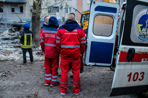 Rescuers intervene on a building in a residential area of Sloviansk was hit head-on by an S300 missile. The damage is considerable and many victims are still under the rubble. Civilians are prime targets.