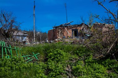 Donesk Oblastı 'ndaki Bohorodychne köyünde yıkılmış evler. Rus ordusu Ukrayna 'yı işgal etti ve savaş alanı haline gelen bu bölgede ağır çatışmalar yaşanıyor..