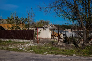 Donesk Oblastı 'ndaki Bohorodychne köyünde yıkılmış evler. Rus ordusu Ukrayna 'yı işgal etti ve savaş alanı haline gelen bu bölgede ağır çatışmalar yaşanıyor..
