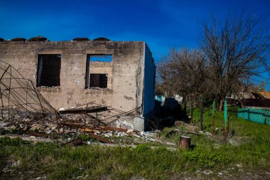 Donesk Oblastı 'ndaki Bohorodychne köyünde yıkılmış evler. Rus ordusu Ukrayna 'yı işgal etti ve savaş alanı haline gelen bu bölgede ağır çatışmalar yaşanıyor..