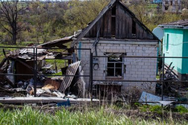 Donesk Oblastı 'ndaki Bohorodychne köyünde yıkılmış evler. Rus ordusu Ukrayna 'yı işgal etti ve savaş alanı haline gelen bu bölgede ağır çatışmalar yaşanıyor..