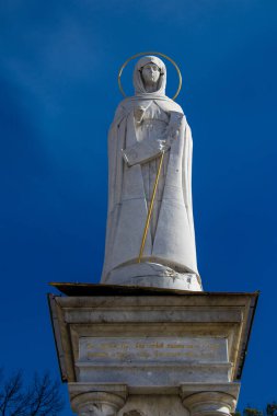 Svyatohirsk Laura Manastırı yoğun top atışlarının ardından patlayan şarapnellerle hasar gördü. Sviatohirsk şehri, Rus ve Ukrayna orduları arasında bir savaş alanıdır. Bu bölgede şiddetli çatışmalar yaşandı..