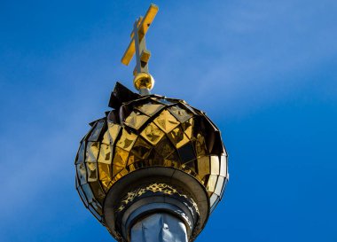 Svyatohirsk Laura Manastırı yoğun top atışlarının ardından patlayan şarapnellerle hasar gördü. Sviatohirsk şehri, Rus ve Ukrayna orduları arasında bir savaş alanıdır. Bu bölgede şiddetli çatışmalar yaşandı..