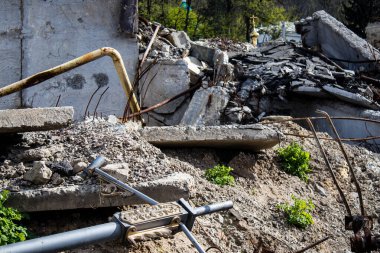 Sviatohirsk şehrinde yoğun topçu ateşiyle yıkılmış bir köprü. Sviatohirsk şehri, Rus ve Ukrayna orduları arasında bir savaş alanıdır. Bu bölgede şiddetli çatışmalar yaşandı..