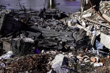 Sviatohirsk şehrinde yoğun topçu ateşiyle yıkılmış bir köprü. Sviatohirsk şehri, Rus ve Ukrayna orduları arasında bir savaş alanıdır. Bu bölgede şiddetli çatışmalar yaşandı..