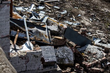 Sviatohirsk şehrinde yoğun topçu ateşiyle yıkılmış bir köprü. Sviatohirsk şehri, Rus ve Ukrayna orduları arasında bir savaş alanıdır. Bu bölgede şiddetli çatışmalar yaşandı..