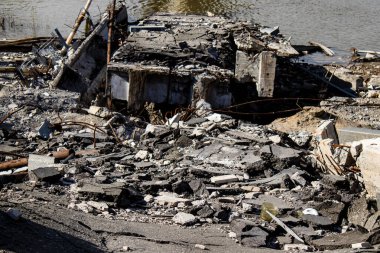 Sviatohirsk şehrinde yoğun topçu ateşiyle yıkılmış bir köprü. Sviatohirsk şehri, Rus ve Ukrayna orduları arasında bir savaş alanıdır. Bu bölgede şiddetli çatışmalar yaşandı..