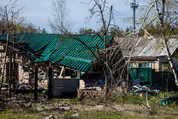 ドネスク州ボホールディンの村にある破壊された家 ロシア軍はウクライナに侵攻し 激しい戦いが戦場となっているこの地域で行われています — ストック写真