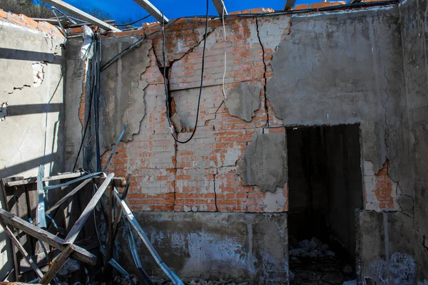 stock image Destroyed houses located in the village of Bohorodychne, Donesk Oblast. The Russian army has invaded Ukraine and heavy fighting is taking place in this area which has become a battlefield.