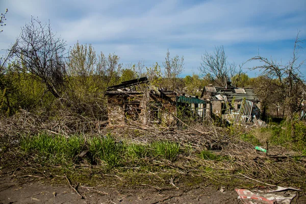 ドネスク州ボホールディンの村にある破壊された家 ロシア軍はウクライナに侵攻し 激しい戦いが戦場となっているこの地域で行われています — ストック写真
