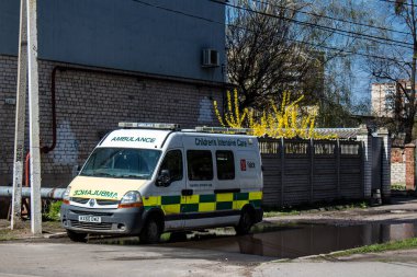 Ukrayna 'da Sloviansk sokaklarında ambulans sürüyor. Sloviansk şehri Ukrayna 'nın ön cephesinde yer almaktadır. Rusya 'daki bombalamalar çok sayıda can kaybı ve ambulansların yaralı sivilleri kurtarması için çağrıda bulunuluyor.