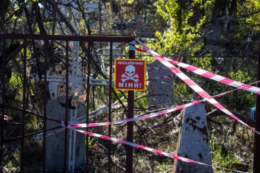 Mayınlar sistematik olarak mezarlıklarda kurban sayısını arttırmak için konur. Rus ordusu sık sık sivillerin bulunduğu yerlerde tuzak kuruyor..