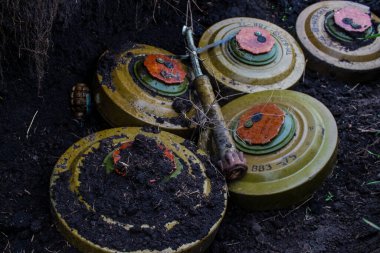 Vasylenkove, Ukrayna - 20 Nisan 2023 Rus anti-tank, anti-personel ve mayıncılar tarafından toplanan patlayıcı mayınlar. Rus ordusu tarafından çok sayıda savunma ve saldırı patlayıcıları kullanıldı. Patlayıcıları halk için tehlike arz ediyor.