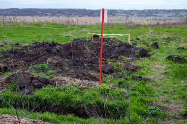 Vasylenkove, Ukrayna - 20 Nisan 2023 Rus anti-tank, anti-personel ve mayıncılar tarafından toplanan patlayıcı mayınlar. Rus ordusu tarafından çok sayıda savunma ve saldırı patlayıcıları kullanıldı. Patlayıcıları halk için tehlike arz ediyor.