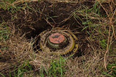 Vasylenkove, Ukrayna - 20 Nisan 2023 Rus anti-tank, anti-personel ve mayıncılar tarafından toplanan patlayıcı mayınlar. Rus ordusu tarafından çok sayıda savunma ve saldırı patlayıcıları kullanıldı. Patlayıcıları halk için tehlike arz ediyor.