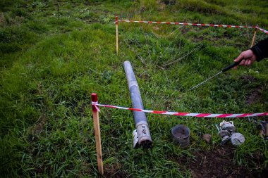 Vasylenkove, Ukrayna - 20 Nisan 2023 Rus anti-tank, anti-personel ve mayıncılar tarafından toplanan patlayıcı mayınlar. Rus ordusu tarafından çok sayıda savunma ve saldırı patlayıcıları kullanıldı. Patlayıcıları halk için tehlike arz ediyor.