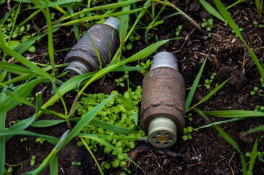 Vasylenkove, Ukrayna - 20 Nisan 2023 Rus anti-tank, anti-personel ve mayıncılar tarafından toplanan patlayıcı mayınlar. Rus ordusu tarafından çok sayıda savunma ve saldırı patlayıcıları kullanıldı. Patlayıcıları halk için tehlike arz ediyor.