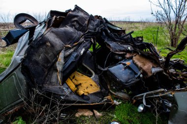 Mayın patlamasından sonra. Araba tamamen mahvolmuş ve enkaz etrafa saçılmış. Rus ordusu tarafından çok sayıda savunma ve saldırı patlayıcıları kullanıldı. Patlayıcılar halk için tehlike arz ediyor çünkü her yere yerleştirildiler.