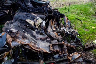 Mayın patlamasından sonra. Araba tamamen mahvolmuş ve enkaz etrafa saçılmış. Rus ordusu tarafından çok sayıda savunma ve saldırı patlayıcıları kullanıldı. Patlayıcılar halk için tehlike arz ediyor çünkü her yere yerleştirildiler.