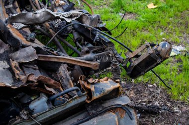 Mayın patlamasından sonra. Araba tamamen mahvolmuş ve enkaz etrafa saçılmış. Rus ordusu tarafından çok sayıda savunma ve saldırı patlayıcıları kullanıldı. Patlayıcılar halk için tehlike arz ediyor çünkü her yere yerleştirildiler.