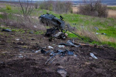 Mayın patlamasından sonra. Araba tamamen mahvolmuş ve enkaz etrafa saçılmış. Rus ordusu tarafından çok sayıda savunma ve saldırı patlayıcıları kullanıldı. Patlayıcılar halk için tehlike arz ediyor çünkü her yere yerleştirildiler.