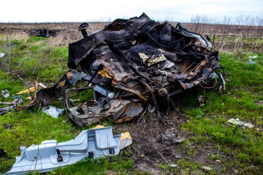 Mayın patlamasından sonra. Araba tamamen mahvolmuş ve enkaz etrafa saçılmış. Rus ordusu tarafından çok sayıda savunma ve saldırı patlayıcıları kullanıldı. Patlayıcılar halk için tehlike arz ediyor çünkü her yere yerleştirildiler.