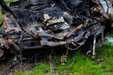 Mayın patlamasından sonra. Araba tamamen mahvolmuş ve enkaz etrafa saçılmış. Rus ordusu tarafından çok sayıda savunma ve saldırı patlayıcıları kullanıldı. Patlayıcılar halk için tehlike arz ediyor çünkü her yere yerleştirildiler.