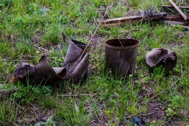 Mayın patlamasından sonra. Araba tamamen mahvolmuş ve enkaz etrafa saçılmış. Rus ordusu tarafından çok sayıda savunma ve saldırı patlayıcıları kullanıldı. Patlayıcılar halk için tehlike arz ediyor çünkü her yere yerleştirildiler.