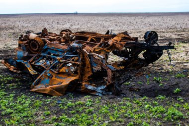 Mayın patlamasından sonra. Araba tamamen mahvolmuş ve enkaz etrafa saçılmış. Rus ordusu tarafından çok sayıda savunma ve saldırı patlayıcıları kullanıldı. Patlayıcılar halk için tehlike arz ediyor çünkü her yere yerleştirildiler.
