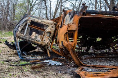 Mayın patlamasından sonra. Araba tamamen mahvolmuş ve enkaz etrafa saçılmış. Rus ordusu tarafından çok sayıda savunma ve saldırı patlayıcıları kullanıldı. Patlayıcılar halk için tehlike arz ediyor çünkü her yere yerleştirildiler.
