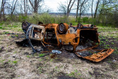 Mayın patlamasından sonra. Araba tamamen mahvolmuş ve enkaz etrafa saçılmış. Rus ordusu tarafından çok sayıda savunma ve saldırı patlayıcıları kullanıldı. Patlayıcılar halk için tehlike arz ediyor çünkü her yere yerleştirildiler.