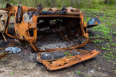 Mayın patlamasından sonra. Araba tamamen mahvolmuş ve enkaz etrafa saçılmış. Rus ordusu tarafından çok sayıda savunma ve saldırı patlayıcıları kullanıldı. Patlayıcılar halk için tehlike arz ediyor çünkü her yere yerleştirildiler.
