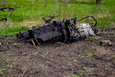 Mayın patlamasından sonra. Araba tamamen mahvolmuş ve enkaz etrafa saçılmış. Rus ordusu tarafından çok sayıda savunma ve saldırı patlayıcıları kullanıldı. Patlayıcılar halk için tehlike arz ediyor çünkü her yere yerleştirildiler.