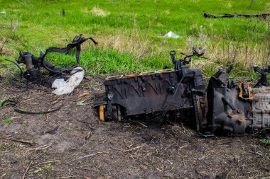 Mayın patlamasından sonra. Araba tamamen mahvolmuş ve enkaz etrafa saçılmış. Rus ordusu tarafından çok sayıda savunma ve saldırı patlayıcıları kullanıldı. Patlayıcılar halk için tehlike arz ediyor çünkü her yere yerleştirildiler.